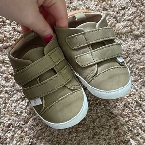 Little Love Bug barefoot green shoes size 6 NWOT